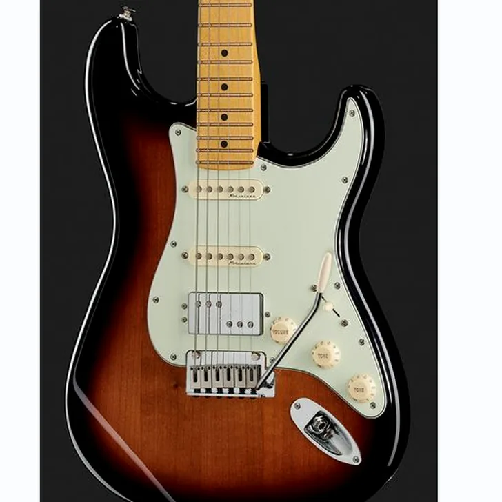 Elektrische gitaar review Fender Player Plus Strat HSS MN 3CSB