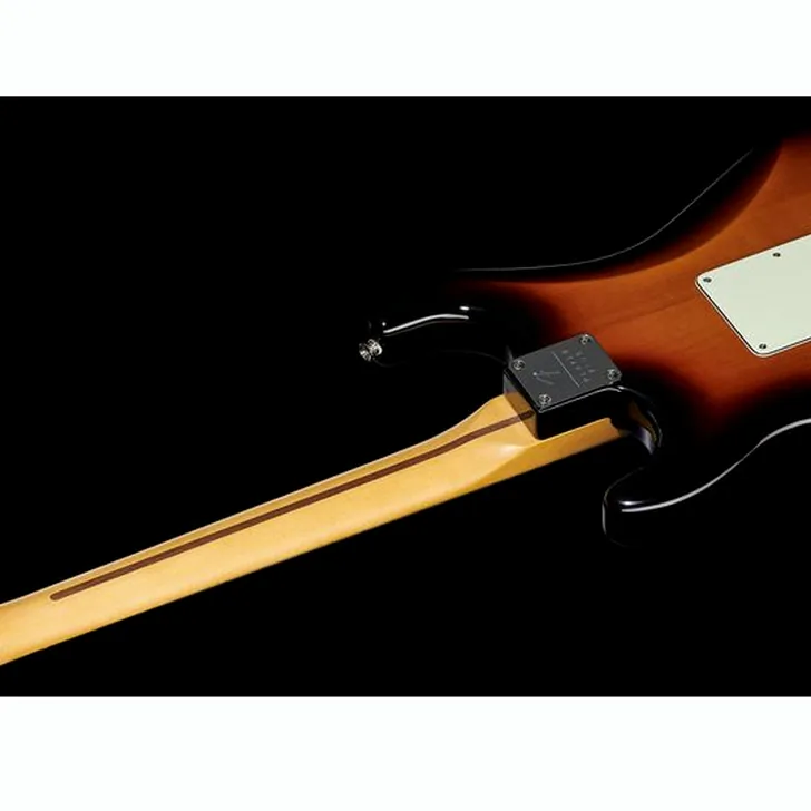 Elektrische gitaar review Fender Player Plus Strat HSS MN 3CSB